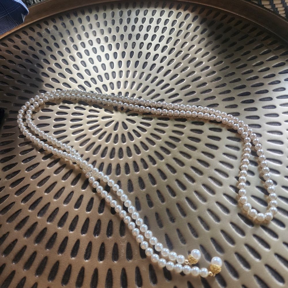 Elegant Pearl Necklace with Gold Accents